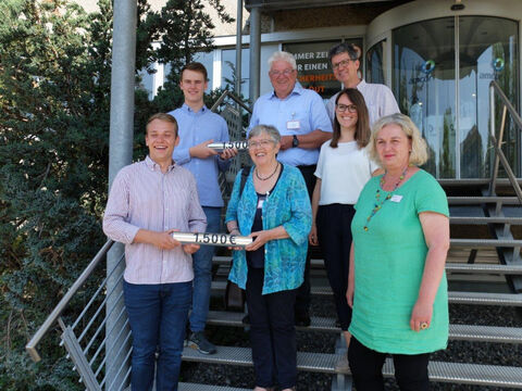 Vorne (v.l.n.r.): Dennis Löchle (Amcor Azubi Industriekaufmann), Renate Gundelsweiler (Wellcome Koordinatorin, Diakonie Radolfzell), Sonja Butschle (Ausbilderin Amcor), Ina Rathje (Pflegedirektorin Hegau-Jugendwerk). Hinten (v.l.n.r.): Johannes Butschle (Amcor Azubi Fachinformatiker), Heinz Brennenstuhl (1. Vorsitzende hegau-Jugendwerk-Förderverein), Christian Grams (Geschäftsführer Diakonie Radolfzell). Bild: Amcor